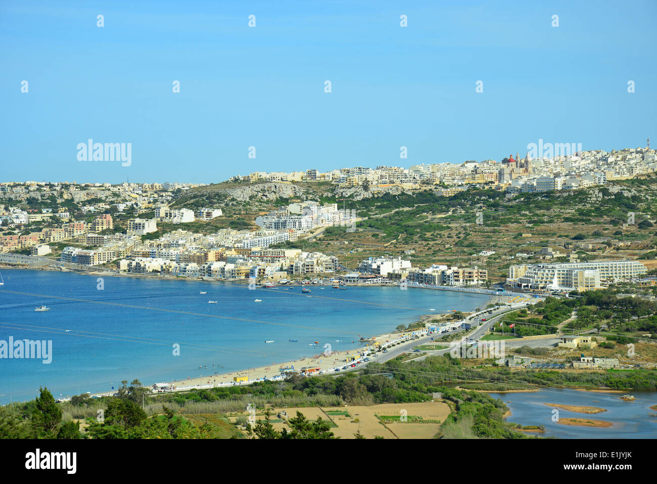 Mellieha Bay von Marfa Ridge, Republik Malta, Mellieha (il-Mellieha), Northern District, Malta Majjistral Region Stockfoto