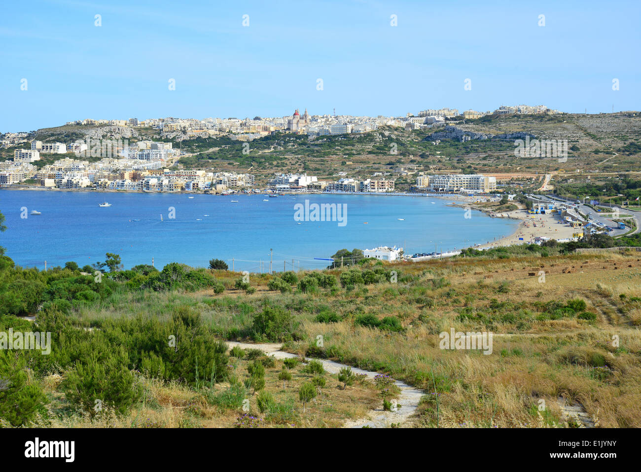 Mellieha Bay von Marfa Ridge, Republik Malta, Mellieha (il-Mellieha), Northern District, Malta Majjistral Region Stockfoto