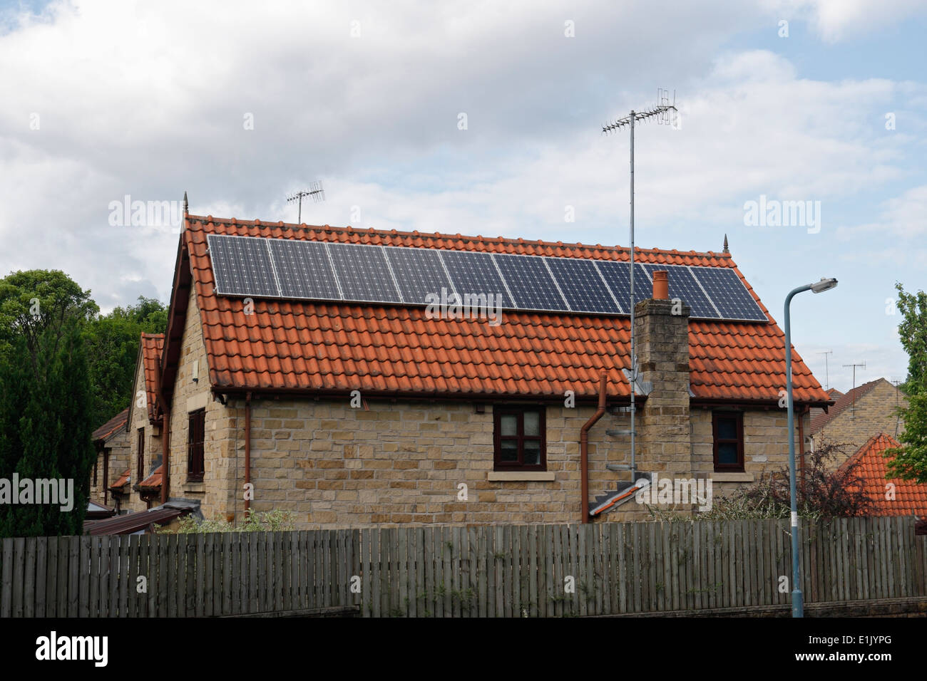 Solarzellen auf dem Dach eines Hauses. Vereinigtes Königreich. Erneuerbare Energien, häusliche Stromerzeugung Stockfoto