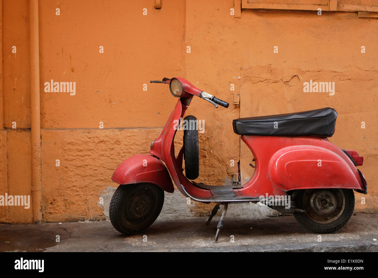 Red Vespa Roller, Rhodes, Rhodos, Griechenland Stockfotografie - Alamy