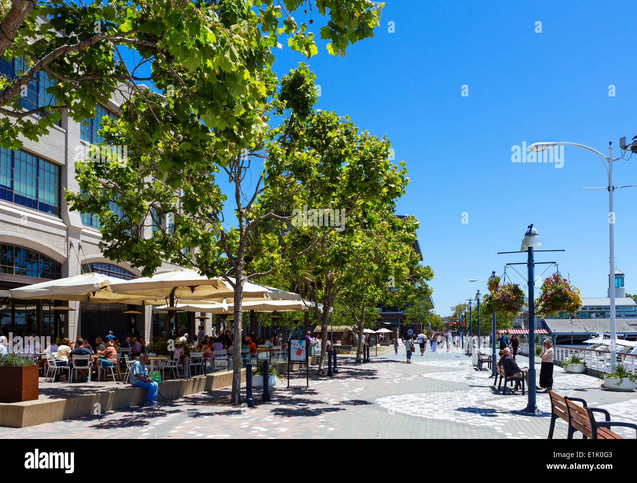 Restaurants an der Wasserfront im Jack London Square District, Oakland, Kalifornien, USA Stockfoto