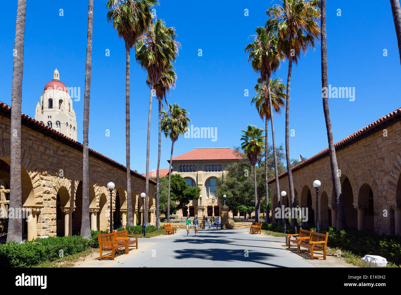 Eintritt in die Main-Quad mit Hoover Turm links, Stanford University, Palo Alto, Kalifornien, USA Stockfoto