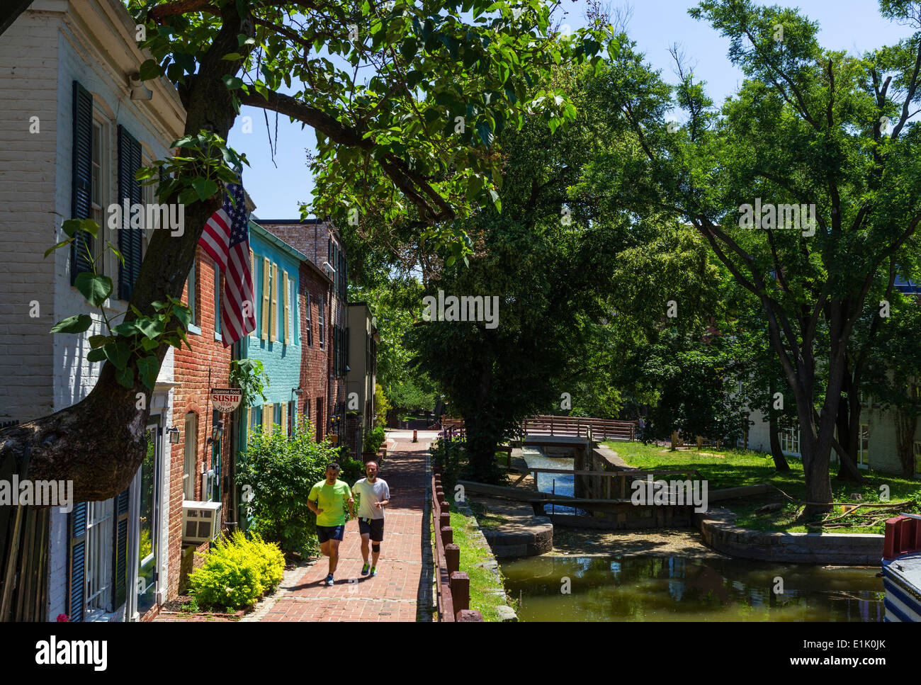 Washington D.C. Läufer auf der Chesapeake und Ohio Canal Leinpfad in der Innenstadt von Georgetown, Washington DC, USA Stockfoto