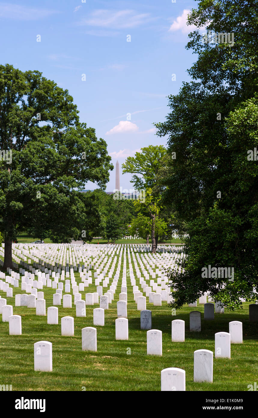 Gräber auf dem Arlington National Cemetery mit Washington Monument in der Ferne, Arlington, Virginia, USA Stockfoto