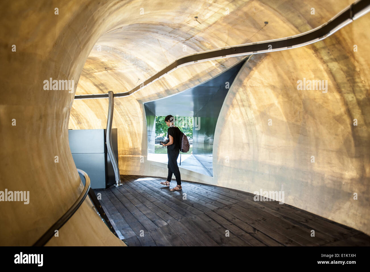 London, UK - 24. Juni 2014: eine Frau betritt die Serpentine Pavillon 2014 entworfen von Smiljan Radić in London öffnet am 26. June Credit: Piero Cruciatti/Alamy Live News Stockfoto
