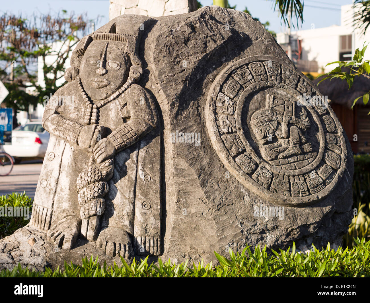 Maya-Stil Skulptur im Rathaus der Stadt Tulum. Cast Betonskulpturen mit Maya-Motiven schmücken den Platz vor dem Rathaus. Stockfoto