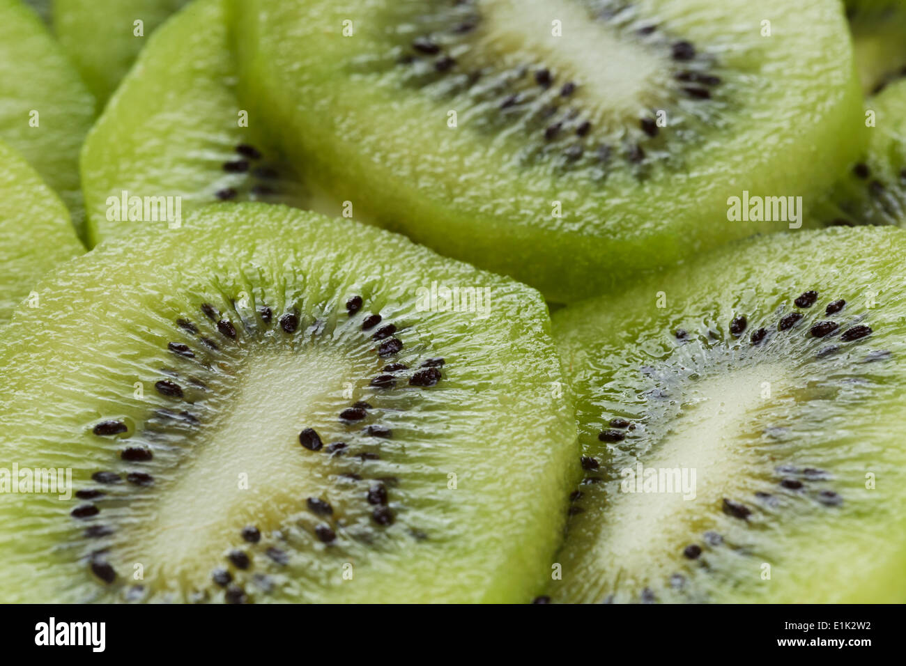 Kiwi Scheiben in der Nähe von Bio-Obst-Hintergrund Stockfoto