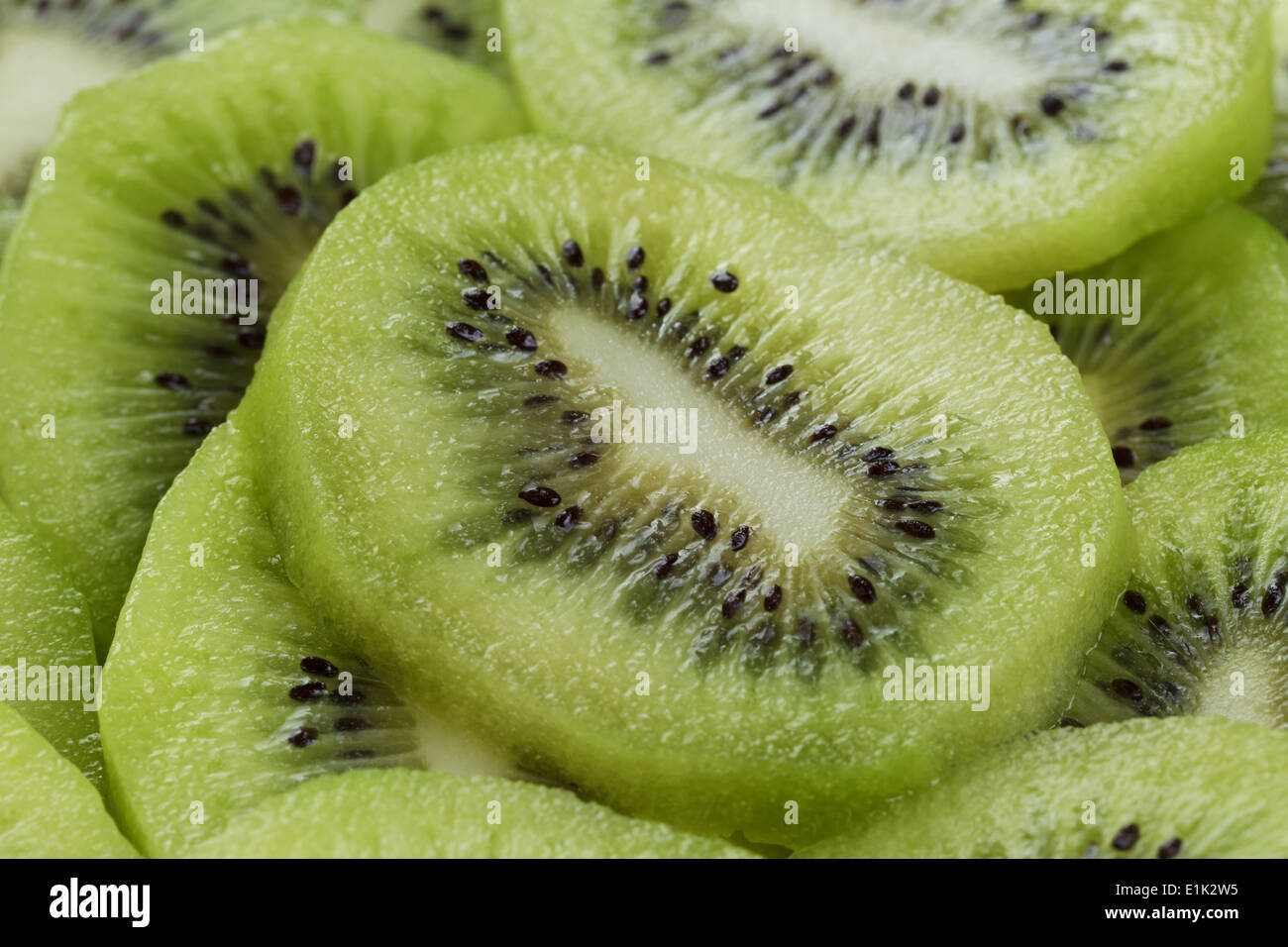 Kiwi Scheiben in der Nähe von Bio-Obst-Hintergrund Stockfoto