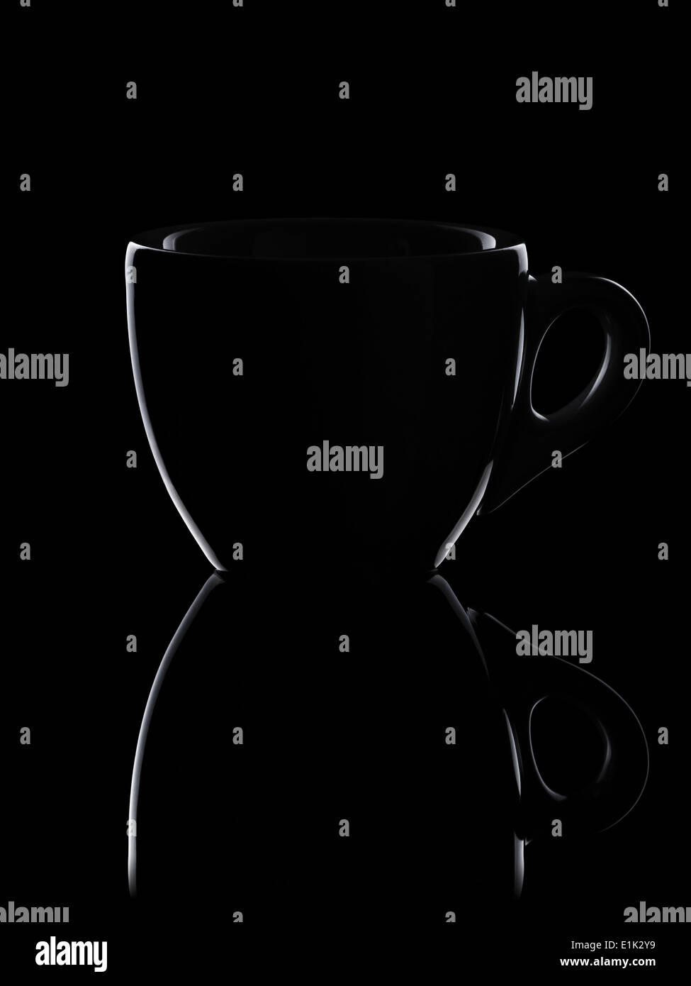 niedrige zentrale Gliederung Foto Espresso Tasse, isoliert auf blac Stockfoto