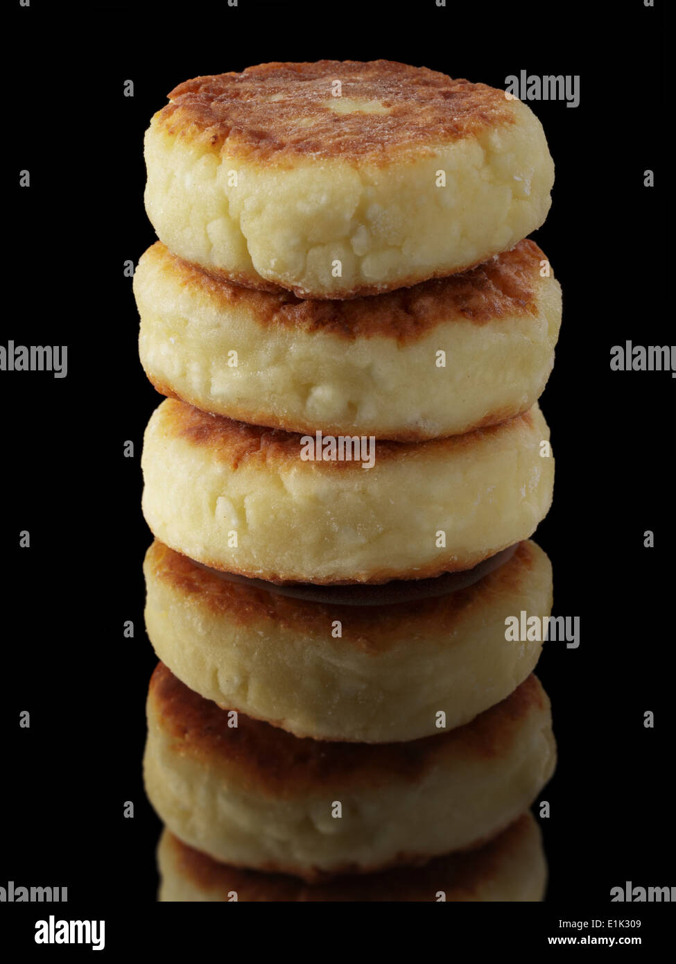 Gebratene Käsekuchen, auf schwarzem Hintergrund isoliert Stockfoto