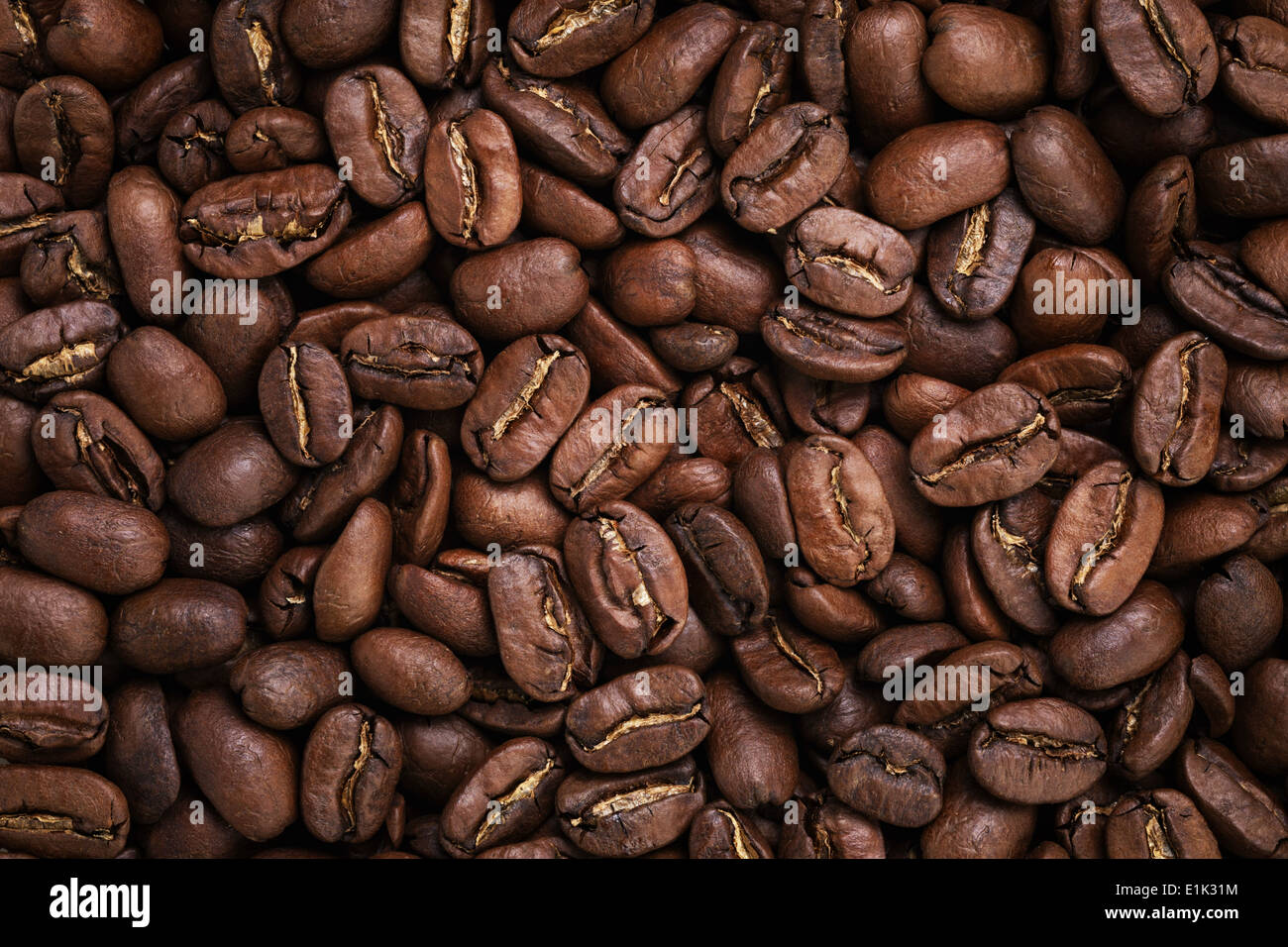 großen Arabica Kaffeebohnen direkt von oben für Hintergrund Stockfoto