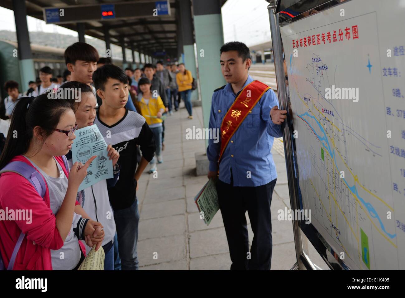 Tianshui, Chinas Provinz Gansu. 6. Juni 2014. Prüflinge Anzeigen der Weg vom Bahnhof zum Ortsbild Prüfung des der nationalen College-Aufnahmeprüfung, bekannt als "Gaokao", in der Stadt Tianshui, Nordwesten Chinas Provinz Gansu, 6. Juni 2014. Um die Prüfung Tianshuis Innenstadt am 7. Juni und 8 zu nehmen, müssen "Gaokao" Prüflinge in angrenzenden Gemeinden und Dörfern leben ein Bummelzug, Tianshui einen Tag früher. © Chen Bin/Xinhua/Alamy Live-Nachrichten Stockfoto