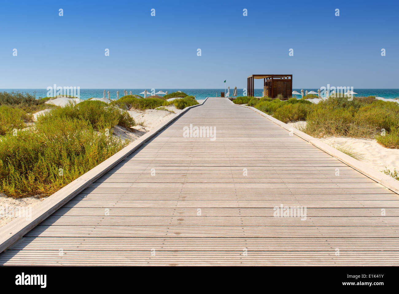 Promenade zu einem Strand mit blauer Himmel Stockfoto