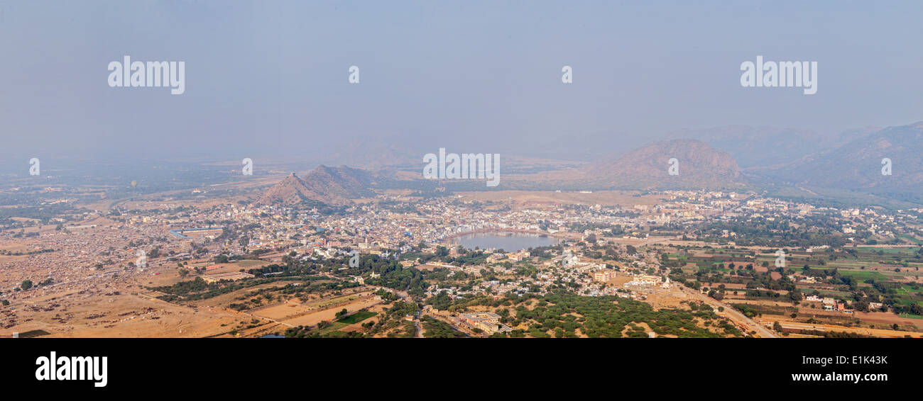 Panorama Heilige Stadt Pushkar und Puchkar Mela (Camel Fair) Luftbild aus Savitri Tempel. Rajasthan, Indien Stockfoto