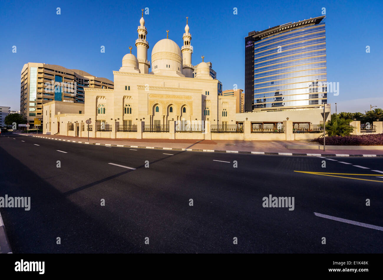 Vereinigte Arabische Emirate, Dubai, Al Rigga, Moschee und Hilton Hotel bei Al Maktoum Road Stockfoto