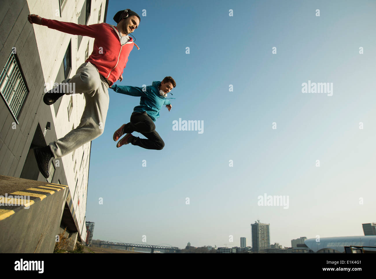Junger Mann und Teenager, die Luft zu springen Stockfoto