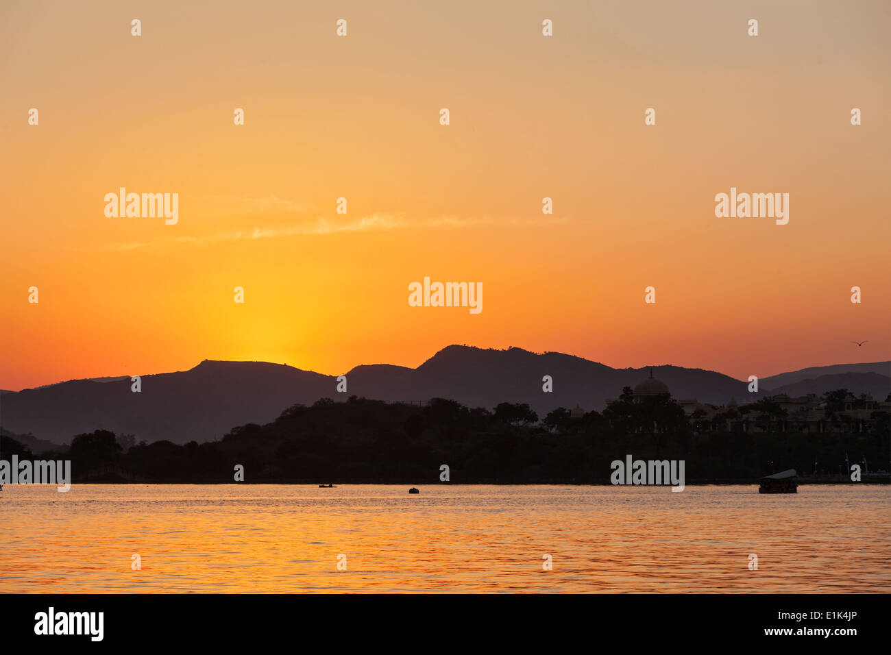 Romantische Pichola-See bei Sonnenuntergang. Udaipur, Rajasthan, Indien Stockfoto