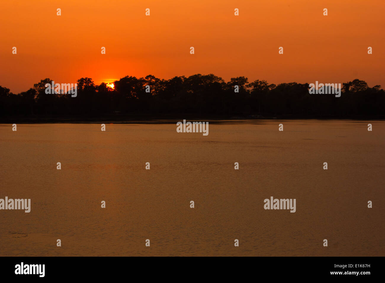 Auf dem Rückweg in Richtung Angkor Wat von Bantay Srei ging ich diesen See wurde ein Aussichtspunkt für einen wunderschönen Sonnenuntergang. Stockfoto