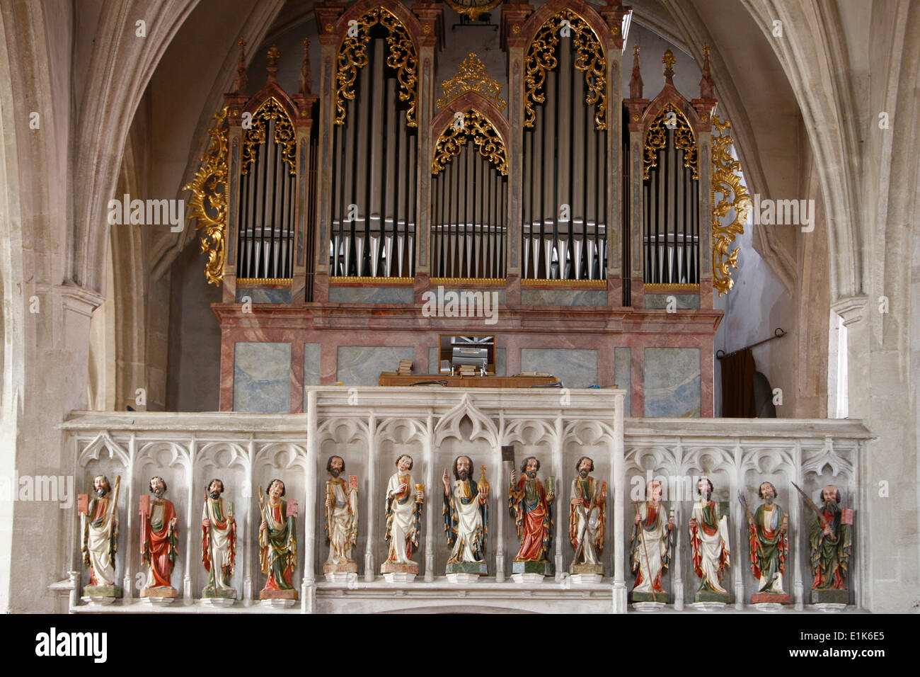 Spitz-katholische Kirche.  Die Orgelempore ist geschmückt mit Statuen von Christus und seinen Aposteln (etwa 1420). Stockfoto
