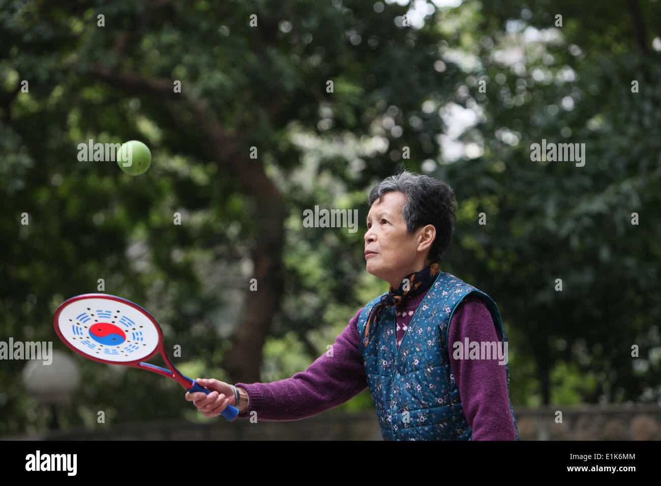 Morgengymnastik in einem Park. Stockfoto