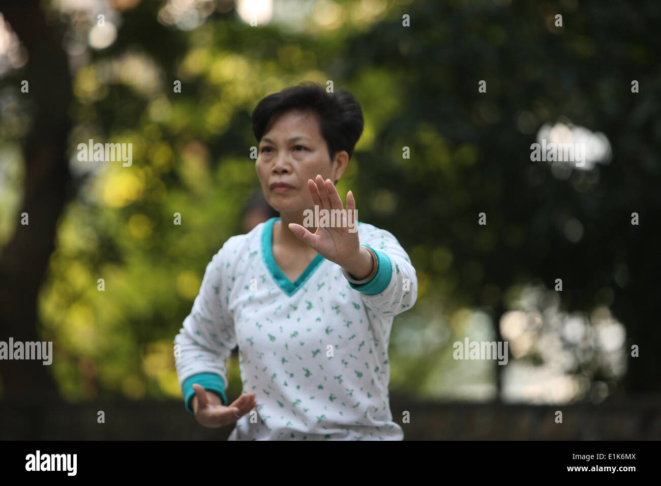 Morgen-Tai-Chi-Übungen in einem Park. Stockfoto