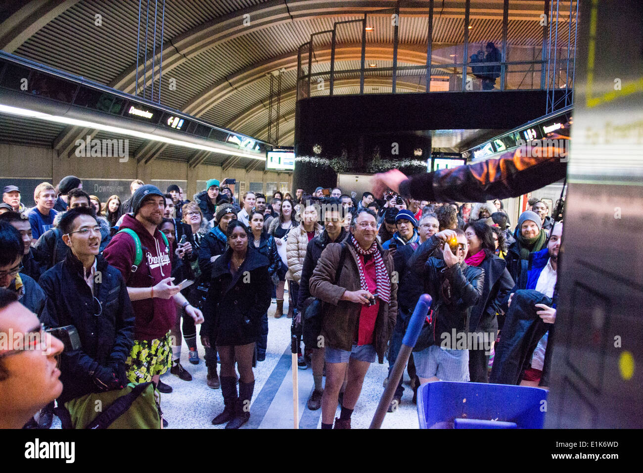 Toronto, Kanada. 12. Januar 2014 - erwies mehrere hundert Menschen sich um die U-Bahn-Fahrt ohne Hosen in Toronto zu verbinden. Stockfoto