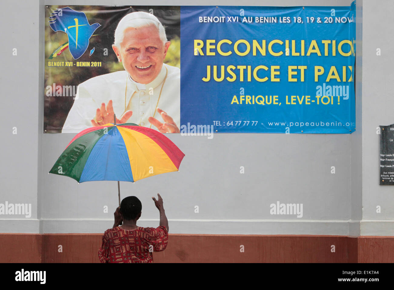 Papst Benedikts Besuch in Benin Plakat Stockfoto