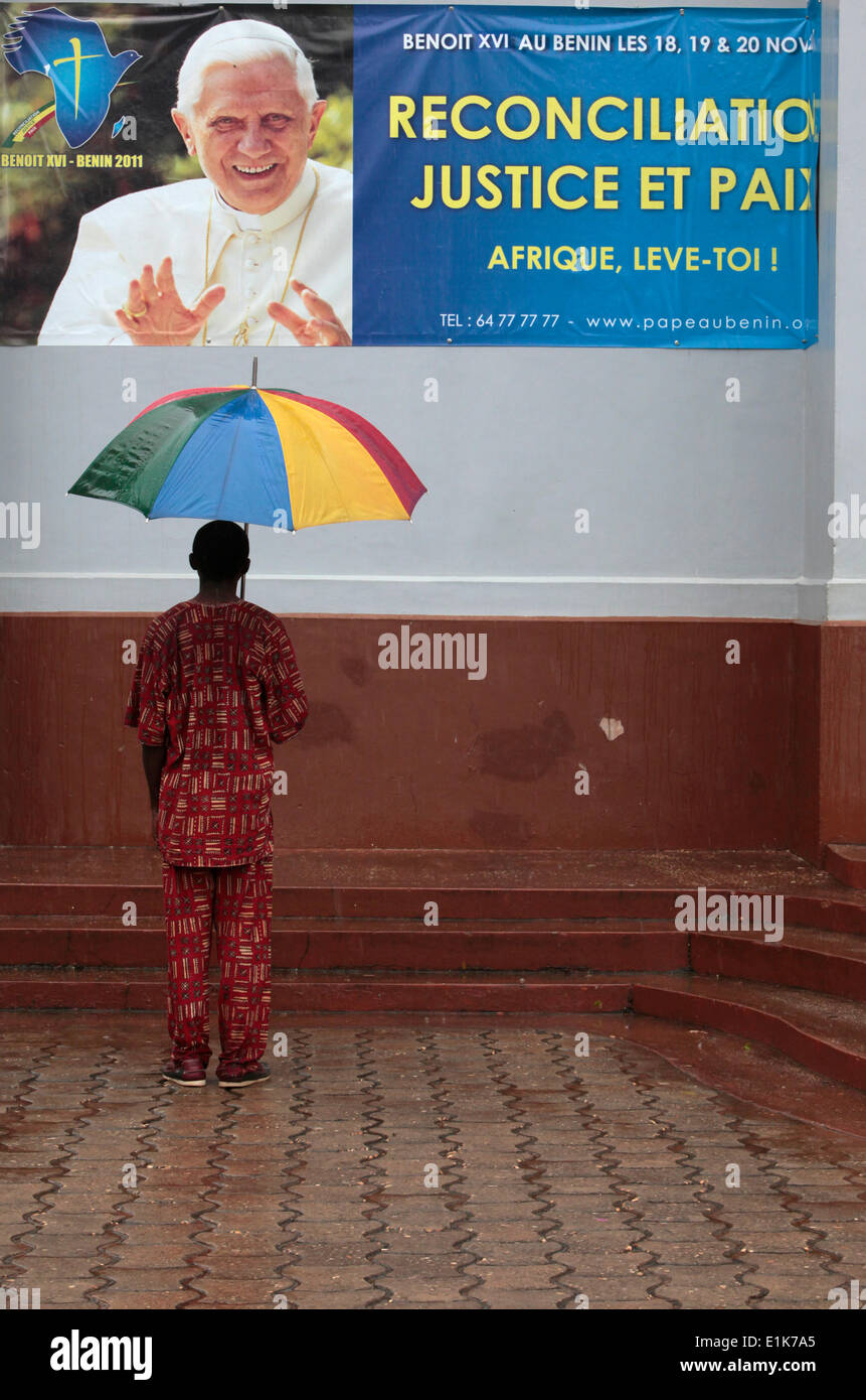 Papst Benedikts Besuch in Benin Plakat Stockfoto