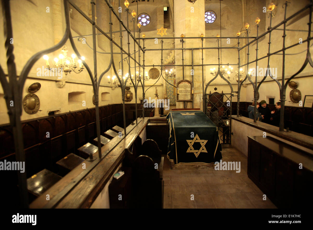 Das Innere der Altneu-Synagoge, die älteste Synagoge in Europa, gebaut um 1270. Stockfoto