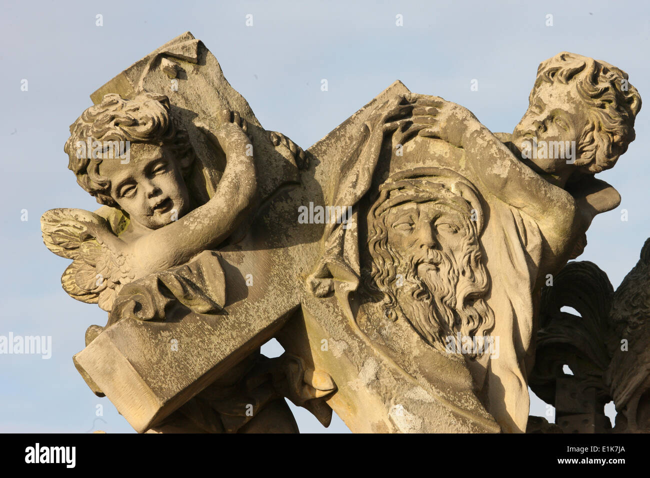 Religiöse Skulptur auf der Karlsbrücke. Stockfoto