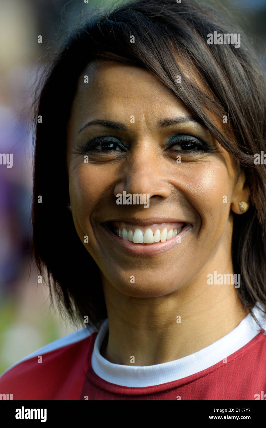 Dame Kelly Holmes (doppelte Goldmedaille bei den Olympischen Spielen 2004 in Athen) an der Königin Baton Relay, Tonbridge, Kent, 2014 Stockfoto