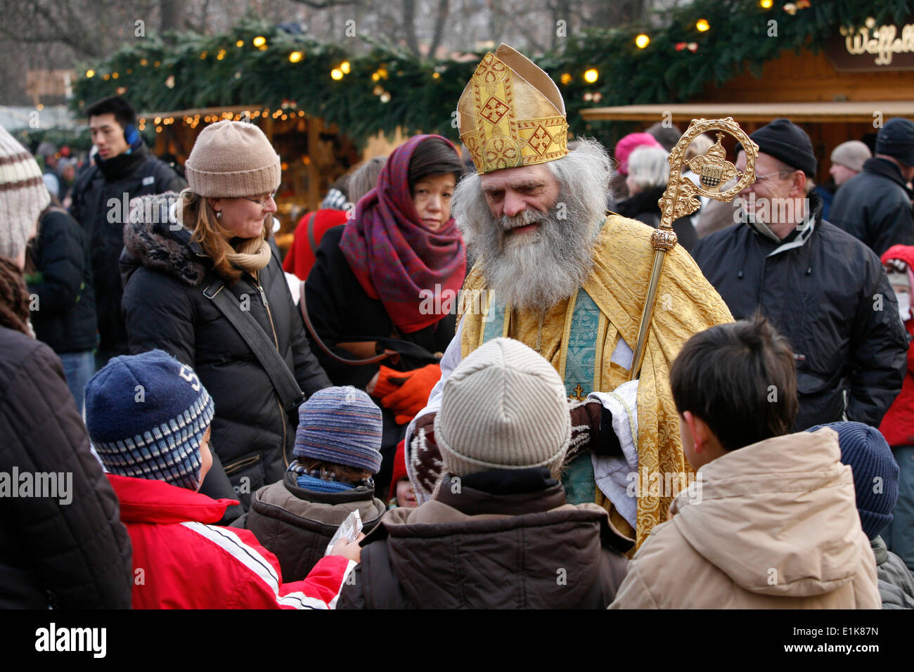 Sankt Nikolaus-Imitator auf München Weihnachtsmarkt Stockfoto