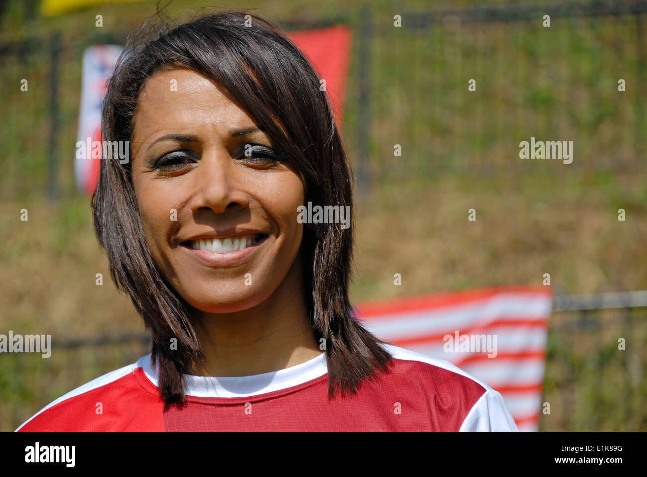Dame Kelly Holmes (doppelte Goldmedaille bei den Olympischen Spielen 2004 in Athen) an der Königin Baton Relay, Tonbridge, Kent, 2014 Stockfoto