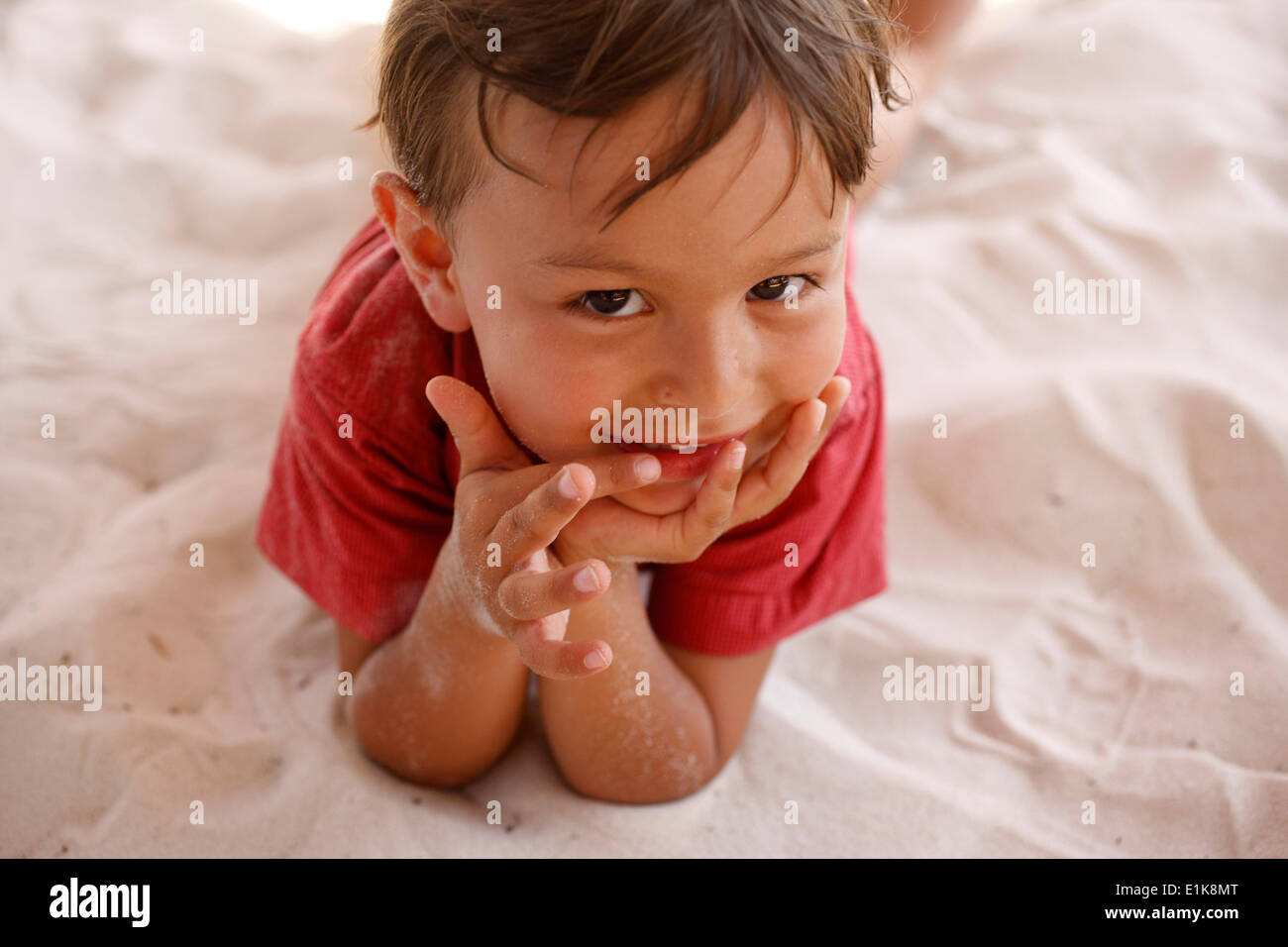 3-jähriger Junge in einem Sandkasten Stockfoto