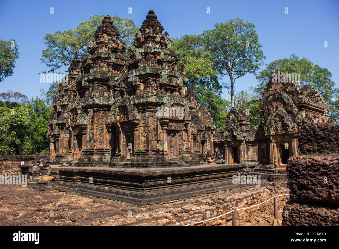 Banteay Srei ist einen schönen 10. Jahrhundert Hindu-Tempel in Kambodscha. Konstruiert aus rotem Sandstein, zeigt es aufwendige Schnitzereien. Stockfoto