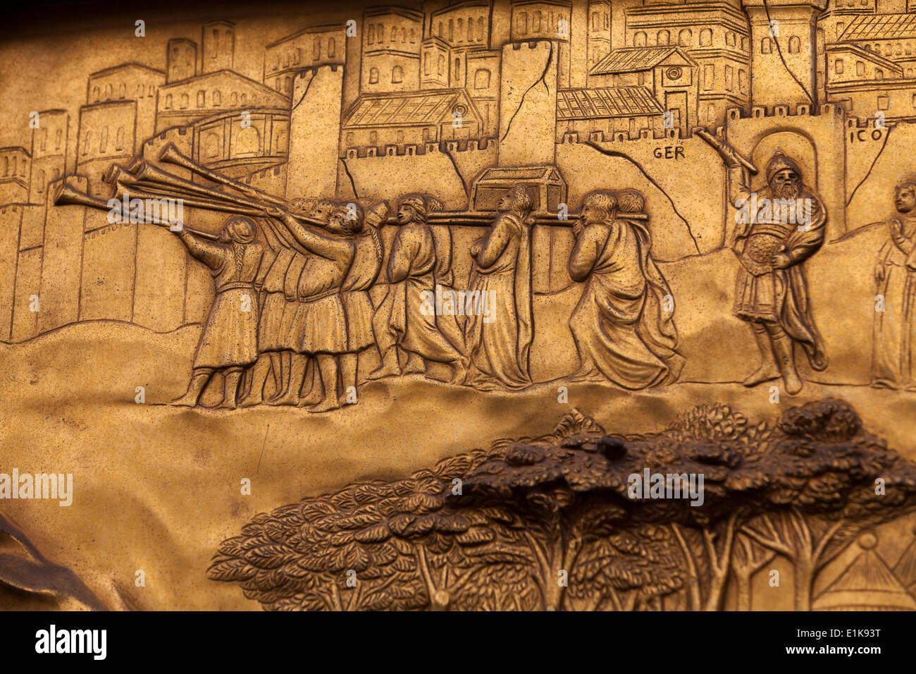Joshua führt die Hebräer unter den Mauern von Jericho im Belagerungszustand. Hebräer 11,30.  Relief auf dem Osttor des Baptisteriums ein Stockfoto