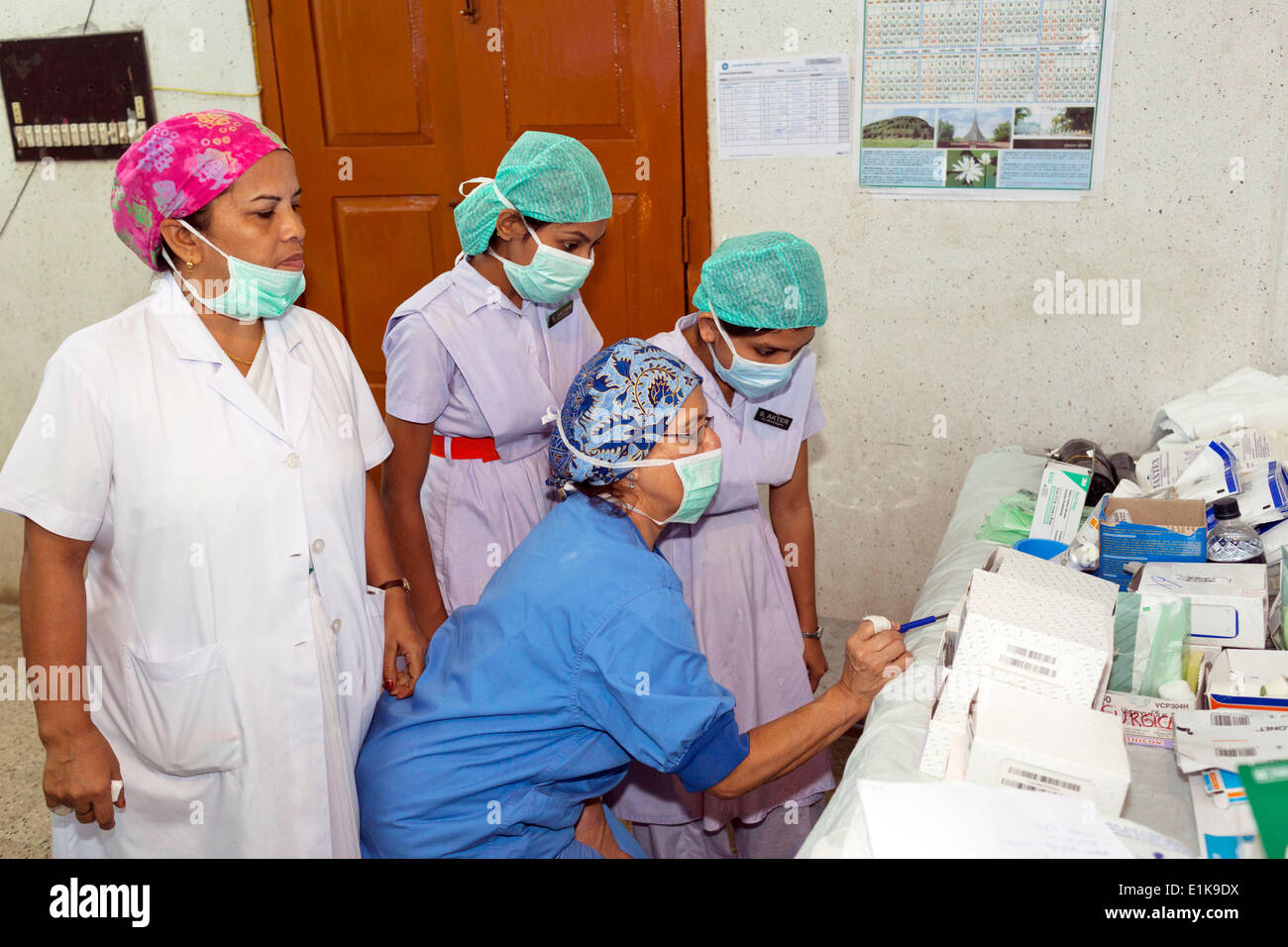 Niederländischen Krankenschwester lokalen Krankenschwestern angewiesen. Stockfoto