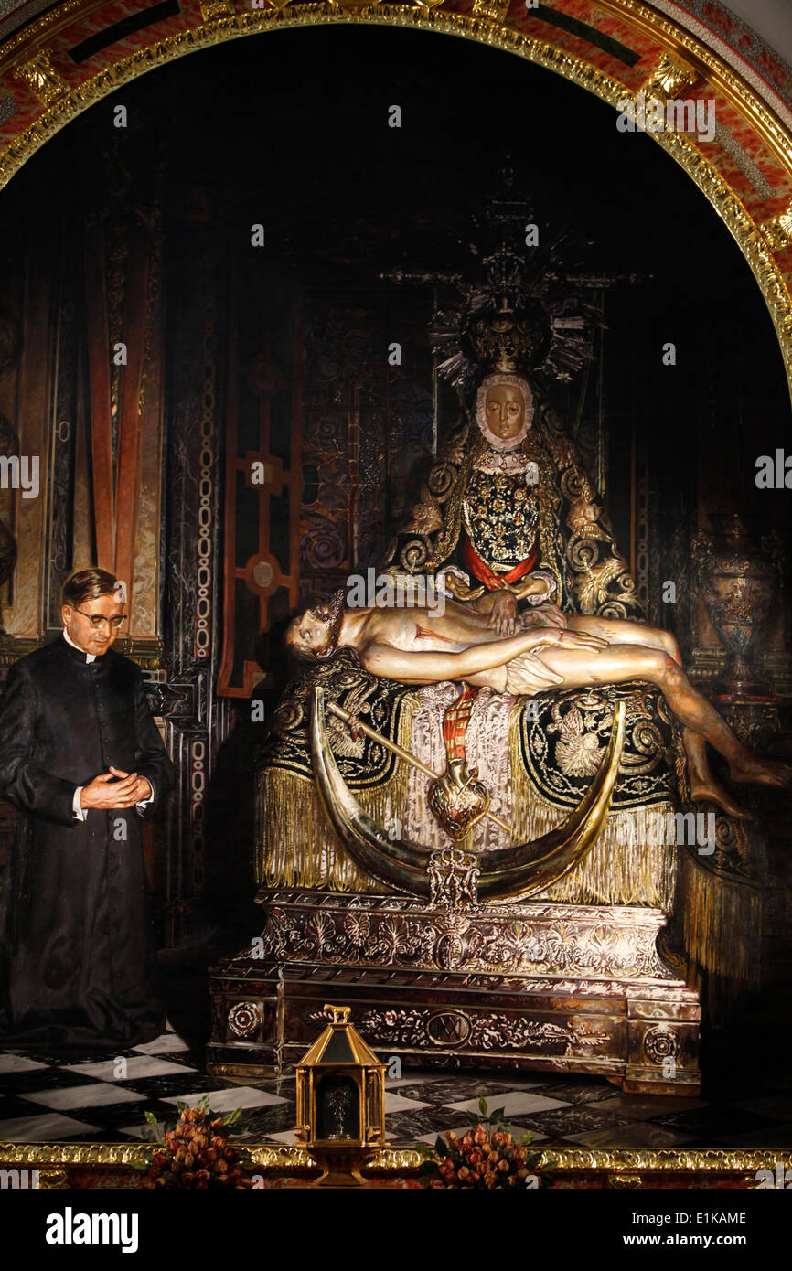 Gemälde, Opus Dei-Gründer Josemar'a Escriv‡ de Balaguer neben einer Pietà-Skulptur Stockfoto