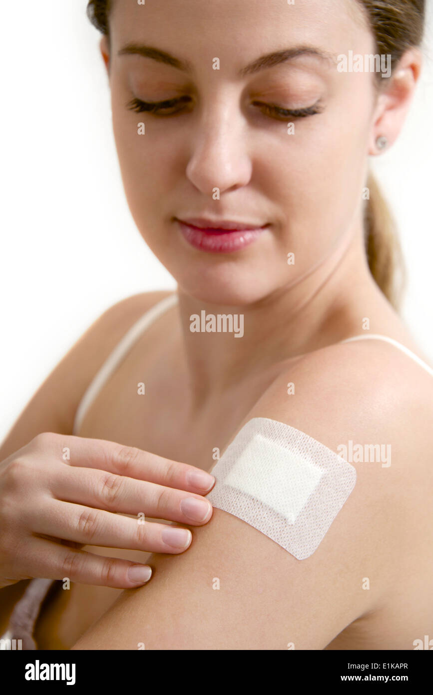 MODEL Release Teenage Mädchen mit einem Wundpflaster auf dem Arm. Stockfoto