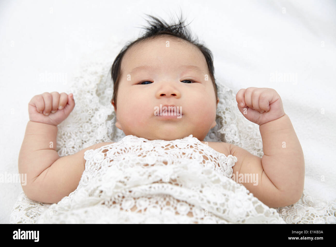 MODEL Release Babymädchen liegend mit geballten Hand Porträt. Stockfoto