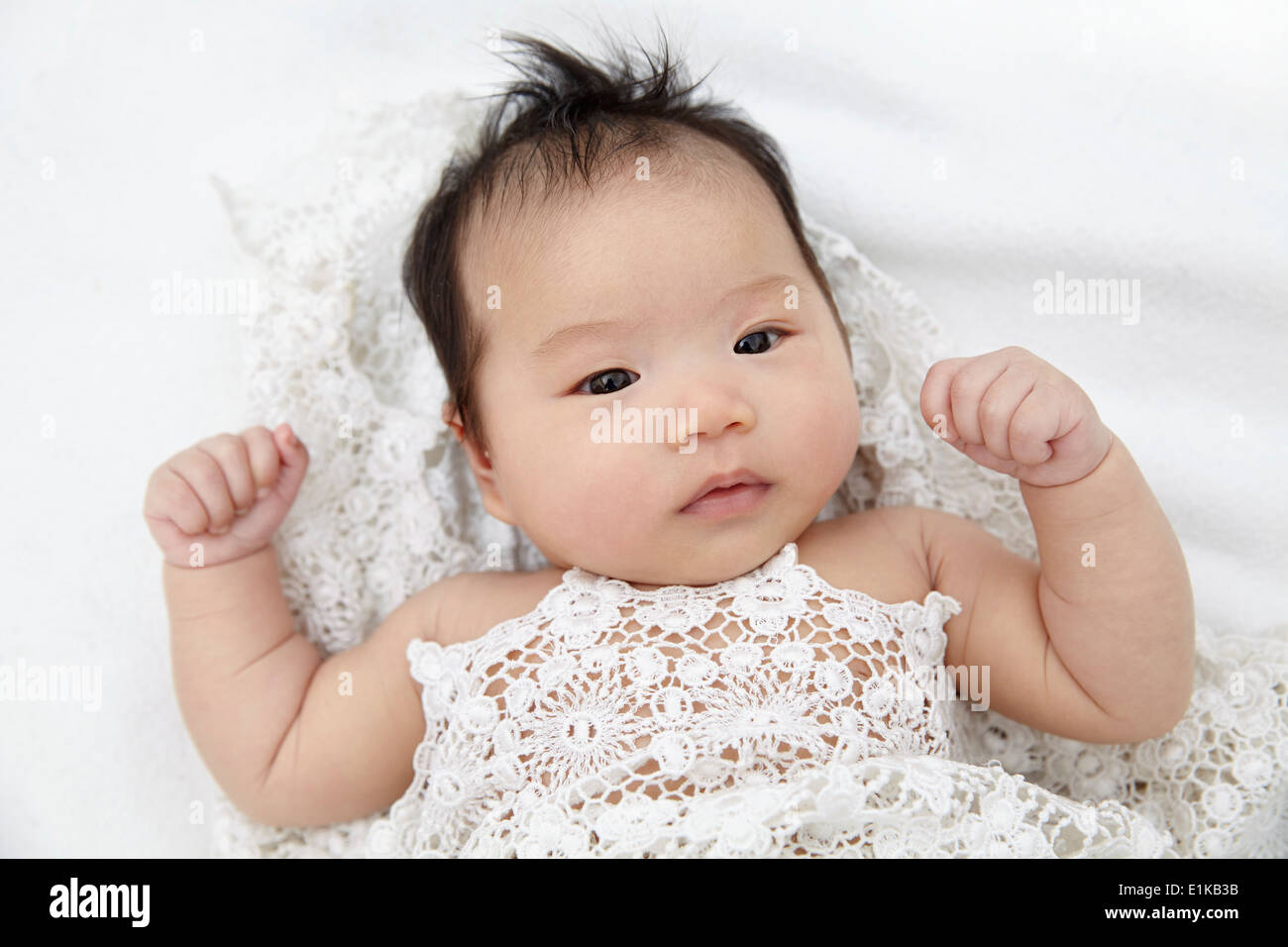 MODEL Release Babymädchen liegend mit geballten Hand Porträt. Stockfoto