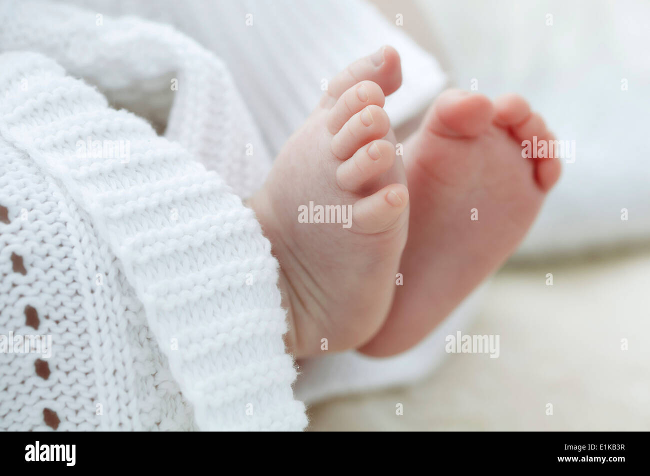 MODEL Release Baby junge Füße hautnah. Stockfoto