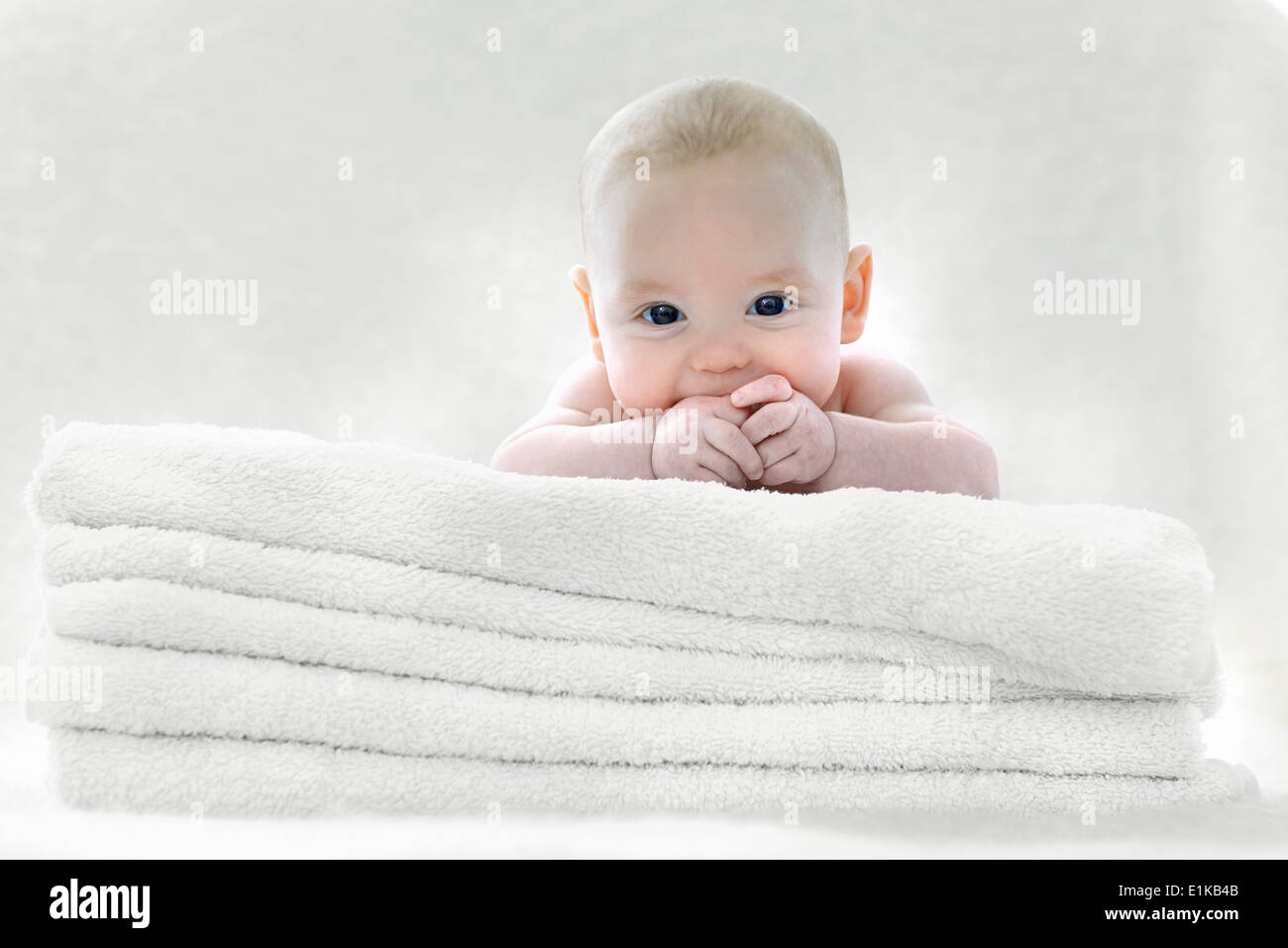 MODEL Release Baby Boy auf Handtücher liegen. Stockfoto