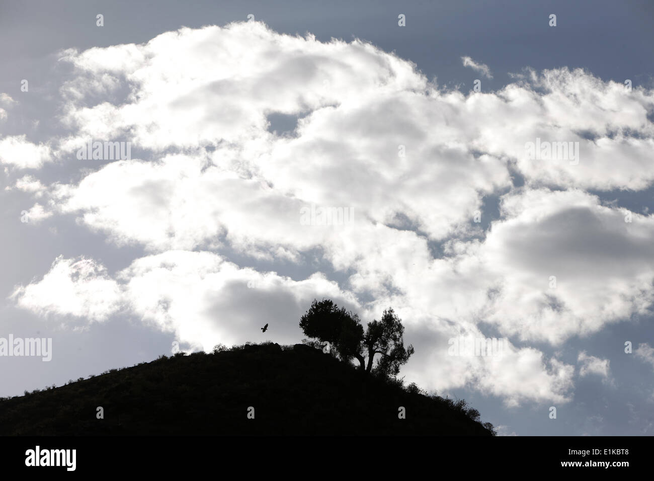Wolken über Hügel Stockfoto