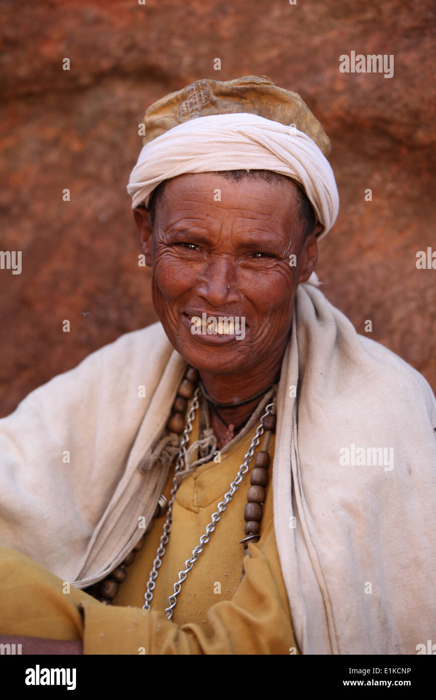 Pilger außerhalb Biet Abba Libanos Kirche, Lalibela Stockfoto