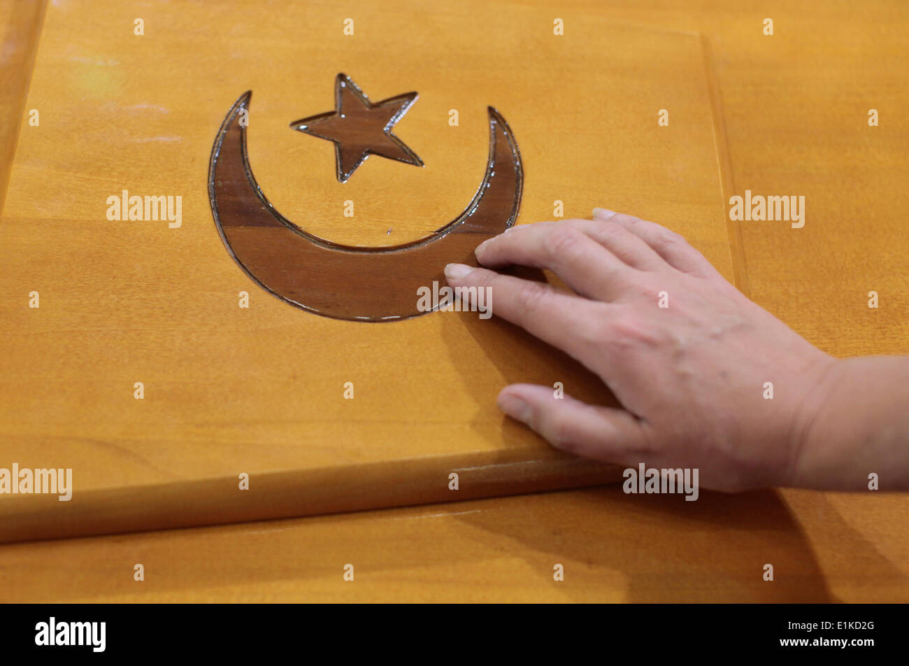 Hand auf einen Sarg Stockfoto