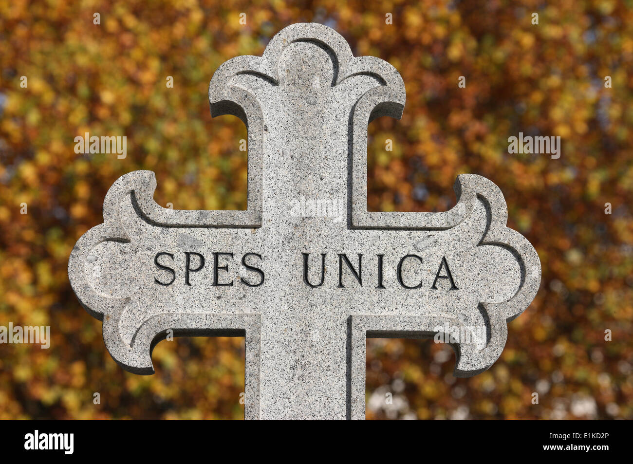 Spes Unica = eine Hoffnung. Kreuz in der P re Lachaise Friedhof. Stockfoto