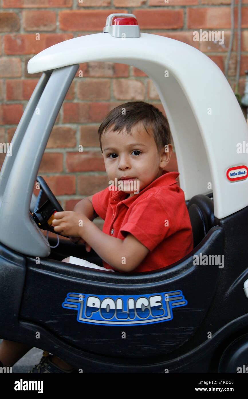 3-Year-Old Boy Toy Autofahren Stockfoto