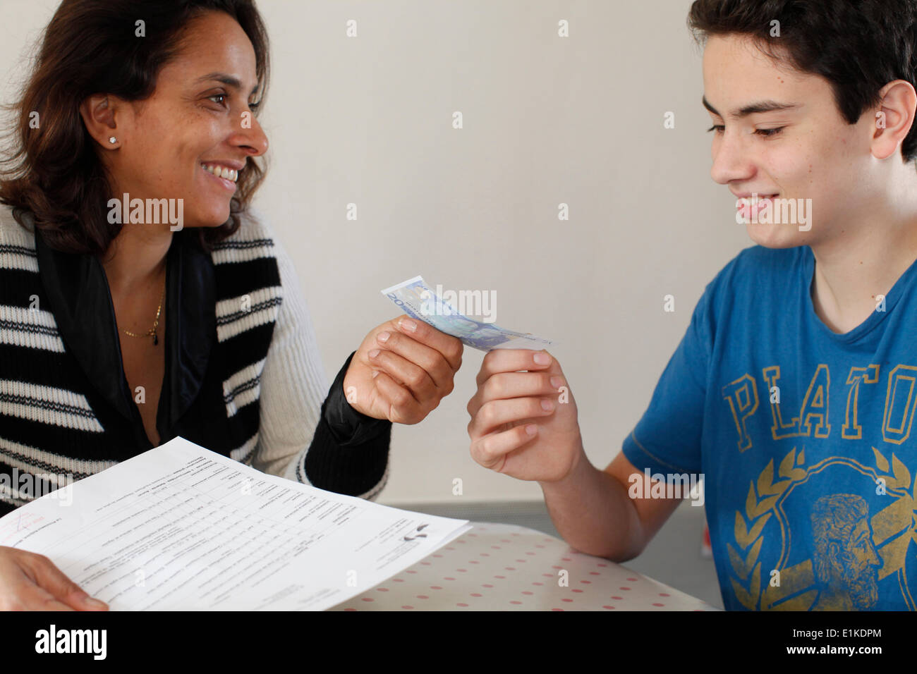 Taschengeld und Schulzeugnis Stockfoto
