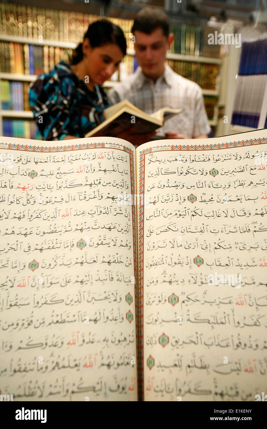 Paar lesen den Koran auf U.O.I.F. annual meeting Stockfoto